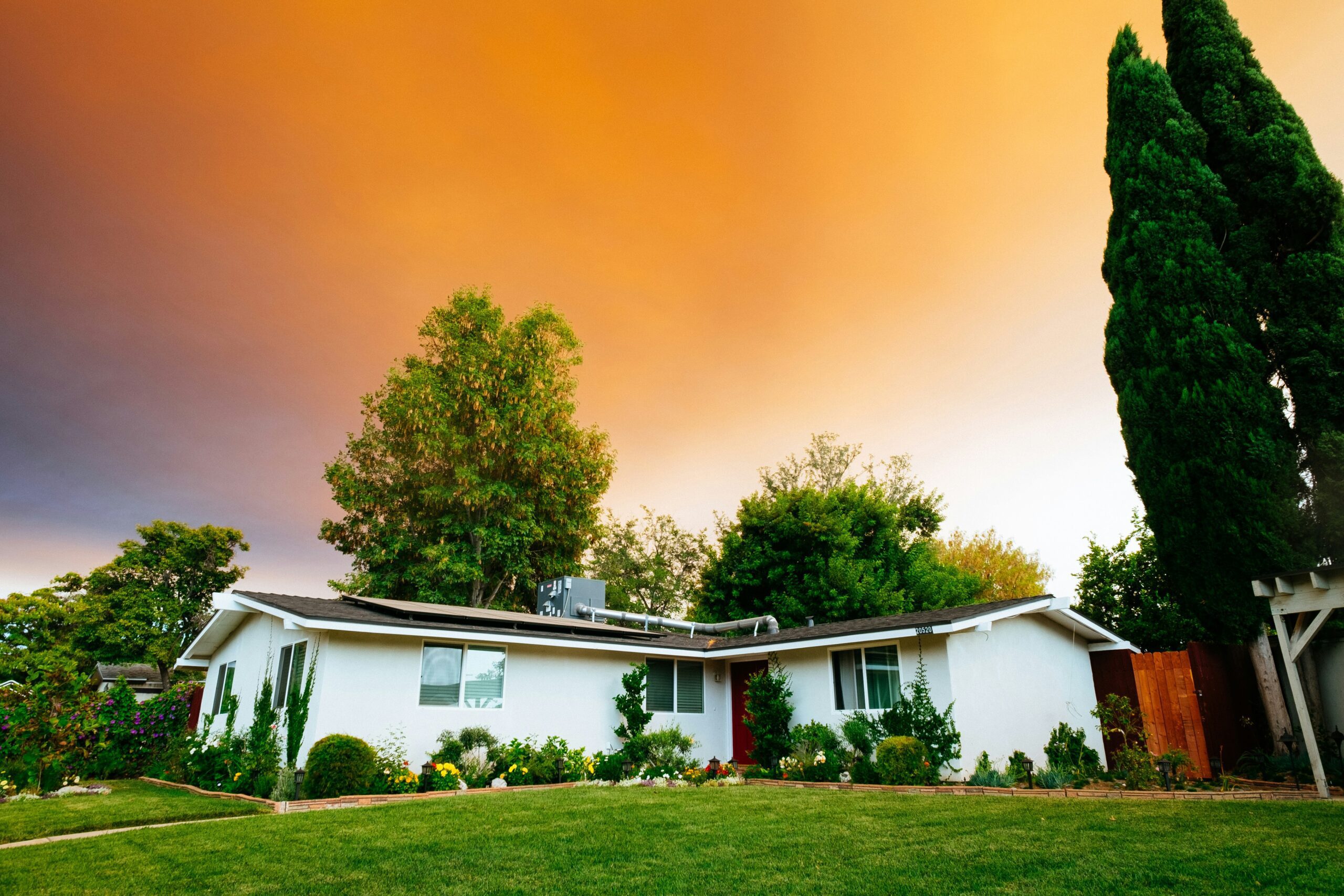 casa con jardin atardecer